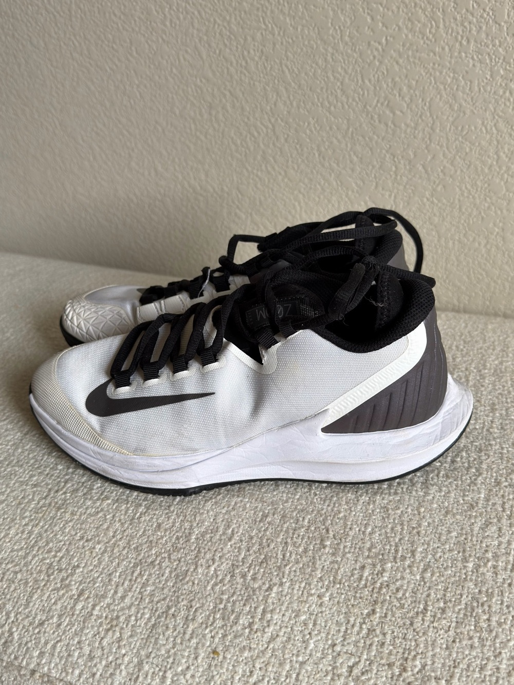 Nike Men’s White and Black Low-Top Basketball Sneakers